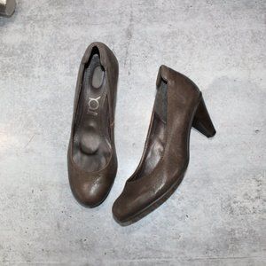 You by Crocs Dark Taupe Leather Pumps sz 7.5